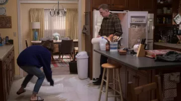 Les claquettes Adidas portées par Casey Gardner (Brigette Lundy-Paine) dans Atypical S02E04