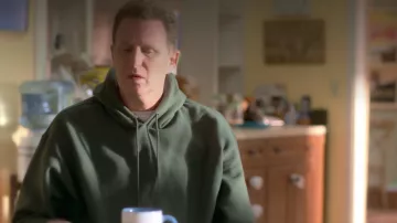 Le sweatshirt kaki Champion porté par Doug Gardner (Michael Rapaport) dans Atypical S02E05