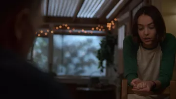 Le t-shirt à manches vertes Alternative Apparel de Casey Gardner (Brigette Lundy-Paine) dans Atypical S02E05