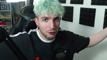 Le t-shirt Ellesse noir à bande porté par LucassTV dans sa vidéo YouTube "Le Nouveau Broly Du film Dragonball Super en action"