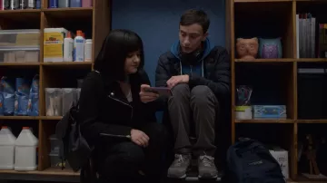 La chaqueta Blank NYC usada por Bailey Bennett (Ariela Barer) en Atypical S02E05