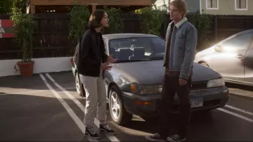 Les sneakers Vans SK8 noires portées par Casey Gardner (Brigette Lundy-Paine) dans Atypical S02E05