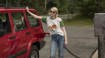 The t-shirt vintage marathon Kappa white and green Annie Landsberg (Emma Stone) in Maniac (S01E02)