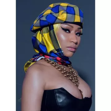 Le béret Versace bleu de Nicki Minaj sur son compte instagram de @nickiminaj