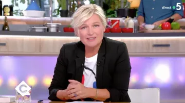 Le t-shirt porté par Anne-Élisabeth Lemoine dans l'émission C à Vous du 5 septembre 2018