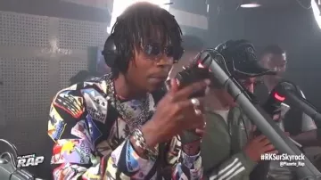 Le survêtement de Koba LaD dans la vidéo de Planète Rap du 20/09/18 "RK - Freestyle "Insolent" [Part 3] avec KOBA / SO / YARO / GLK / 100BLAZ"