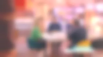 Les sneakers converse beige de Agathe Lecaron dans La maison des maternelles du 18/09/2018