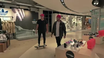 Le t-shirt noir Ralph Lauren porté par Mister v dans la vidéo YouTube "Mister V & Disiz - Bail 2 Sneakers"