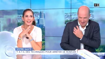 Le pull à maille ajourée de Caroline Munoz dans William à midi du 20/09/2018