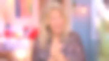 La chemise en soie imprimée de Agathe Lecaron dans La maison des maternelles du 20/09/2018