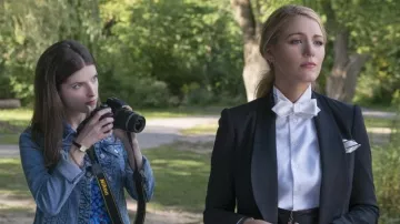 Le blazer noir Ralph Lauren de Emily Nelson (Blake Lively) dans L'Ombre d'Emily