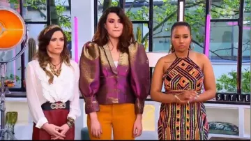 La jupe en similicuir bordeaux de Capucine Anav dans Beauty Match : Le choc des influenceuses le 20/08/2018