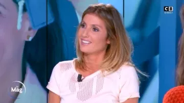 Le top à mailles ajourées de Caroline Ithurbide dans William à midi du 24/09/2018