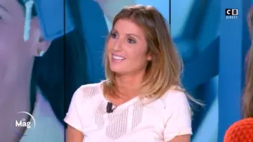 Le top à mailles ajourées de Caroline Ithurbide dans William à midi du 24/09/2018