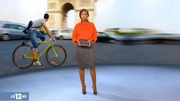 The plaid skirt of Kareen Guiock in The 12:45 14/09/2018