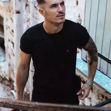 The black t-shirt, Tommy Hilfiger, worn by Jimmy Charlon on his account Instagram @jimmycharlon_