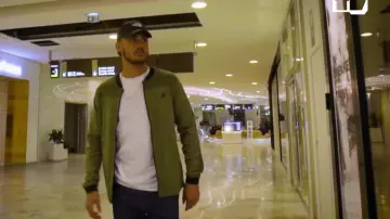 La veste verte kaki Nike Advance de Deen Burbigo dans la vidéo YouTube "Maskey & Deen Burbigo – Bail 2 Sneakers"