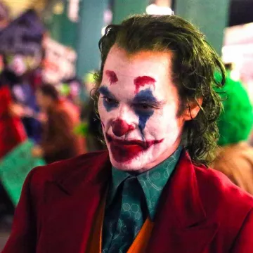 Turquoise shirt worn by Joaquin Phoenix on the Instagram account @heroesoffandom619