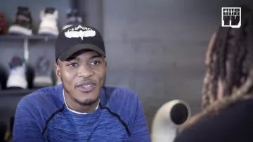 La casquette Charo portée par Niska dans la vidéo youtube "Niska – Bail 2 Sneakers"