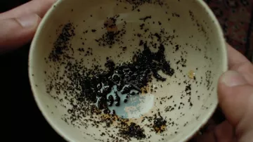La taza de té adivinatoria de Sybill Trelawney (Emma Thompson) en Harry Potter y el prisionero de Azkaban
