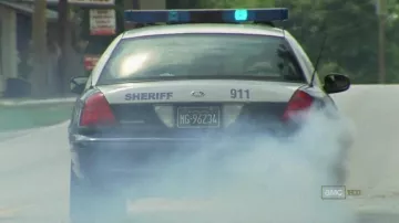 The license plate of the car of the Sheriff Rick Grimes (Andrew Lincoln) in The Walking Dead S01E01