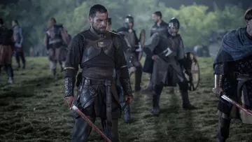 The bracelets viking Finan (Mark Rowley) in The Last Kingdom S02E08
