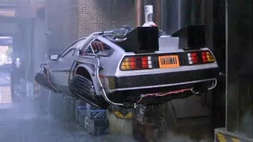 La matrícula de Doc Brown (Christopher Lloyd) De Lorean en Regreso al futuro 2