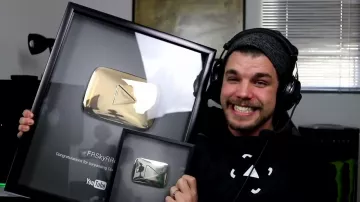 El trofeo de Youtube de Skyrroz en su video "The YouTube Trophy 1 MILLION SUBSCRIBERS!!"
