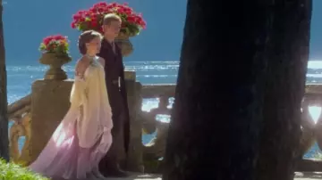 La robe fluide arc en ciel de Padmé (Natalie Portman) dans Star Wars, épisode III - La Revanche des Sith