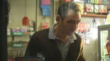 The grey polo worn by an extra in the Film (S01E01)