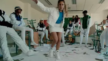 Les Baskets blanches montantes à semelle plateforme de Chilla dans le clip "1er jour d’école"