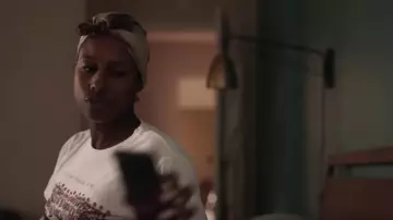 Le t-shirt "American Horror Story" d'Issa Dee (Issa Rae) dans Insecure (S03E07)