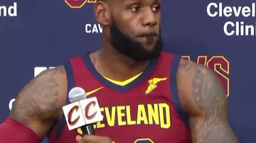 Le maillot Nike des Cleveland Cavaliers de LeBron James dans le clip Nothin New de 21 Savage