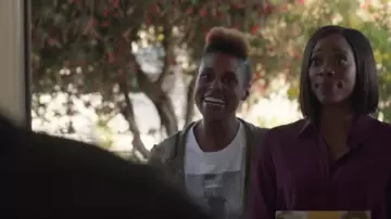 Le t-shirt Helmut Lang d'Issa Dee (Issa Rae) dans Insecure (S03E07)