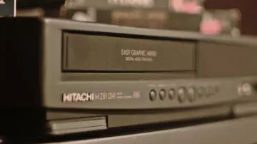 Le lecteur de cassettes Hitachi VT-M281A dans le clip Nothin New de 21 Savage