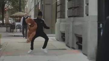 Les sneakers Adidas Superstar blanches dans le clip Bank Account de 21 Savage