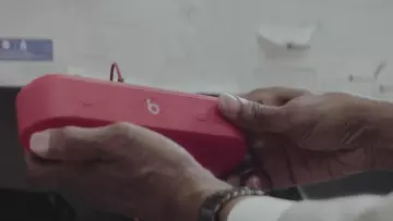 L'enceinte rouge Pill+ de Beats by Dr. Dre dans le clip Bank Account de 21 Savage