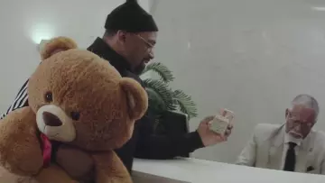 La cassette de l'album Issa de 21 Savage dans son clip Bank Account