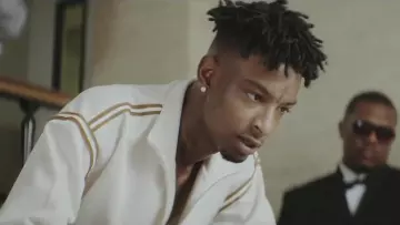 La veste bomber blanche Maison Margiela dans le clip Bank Account de 21 Savage