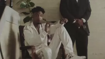 Le jogging droit Maison Margiela dans le clip Bank Account de 21 Savage