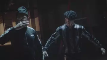 Le pull rayé brillant Saint Laurent dans le clip Bank Account de 21 Savage