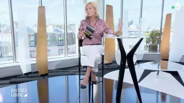 The white pants, Ines de la Fressange worn by Claire Chazal in the Input free on September 25, 2018