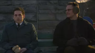 La veste longue kaki portée par Owen Milgrim (Jonah Hill) dans la série Maniac (Saison 1 Episode 1)