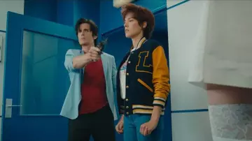 Le débardeur rouge de Nicky Larson (Philippe Lacheau) dans Nicky Larson et le parfum de Cupidon