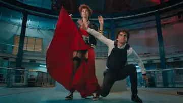 The black sneakers of Laura (Élodie Fontan) in Nicky Larson and the scent of Cupid