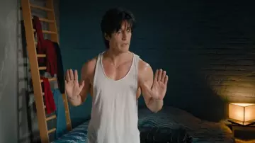 Le débardeur blanc de Nicky Larson (Philippe Lacheau) dans Nicky Larson et le parfum de Cupidon