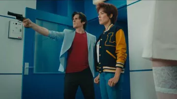 Le blazer bleu clair de Nicky Larson (Philippe Lacheau) dans Nicky Larson et le parfum de Cupidon