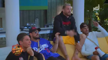 La sudadera negra y roja de los pecadores Balenciaga de Raphael Pépin en Les vacances des Anges 3 E21