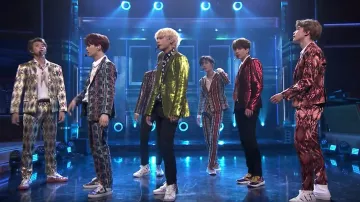 Les sneakers Valentino Garavani de Jeon Jungkook dans BTS interpreta "I'm Fine" en The Tonight Show