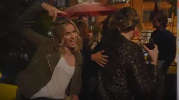 Chaqueta de ante verde de Guinevere aka Beck (Elizabeth Lail) en You S01E01